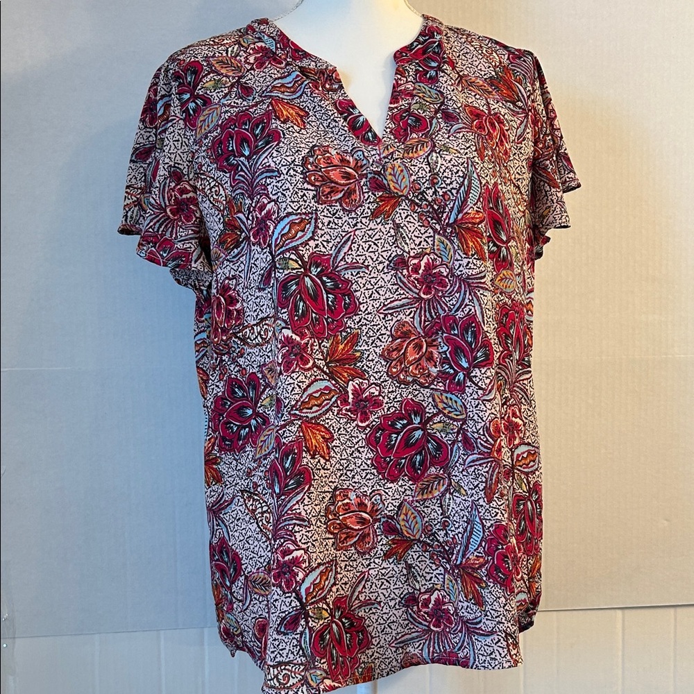 Maurice’s Womens V-Neck Flutter Sleeve Black w/Maroon Floral Print Top. SZ L